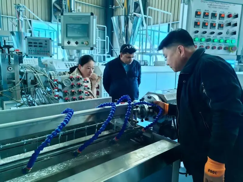 Gummi vanningsrørmaskin som kjører på stedet for kunde i India