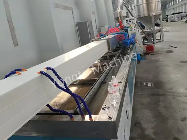 Kina PVC regnrenne profil Making Machine