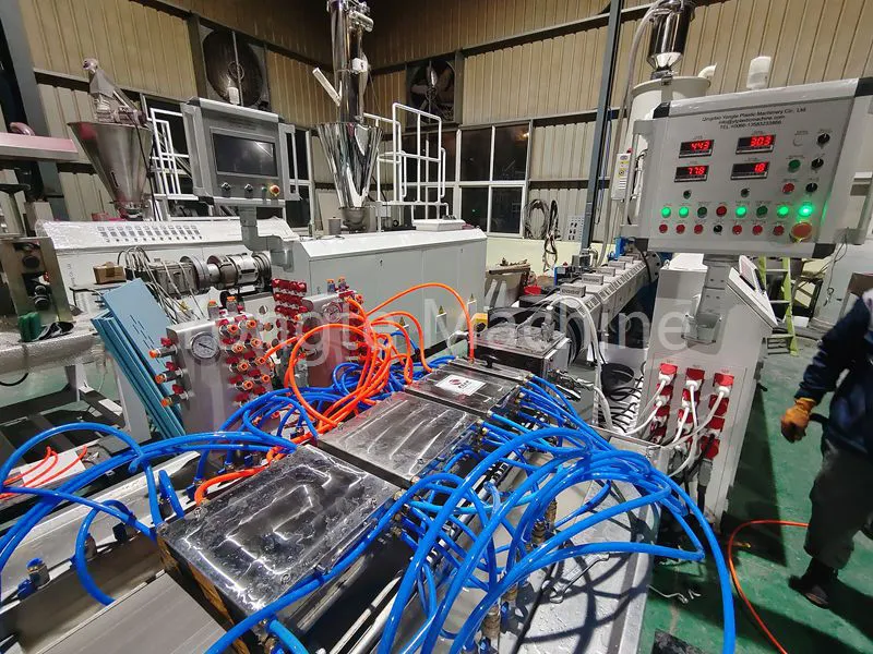 Ekstruderingslinje av plasttømmer