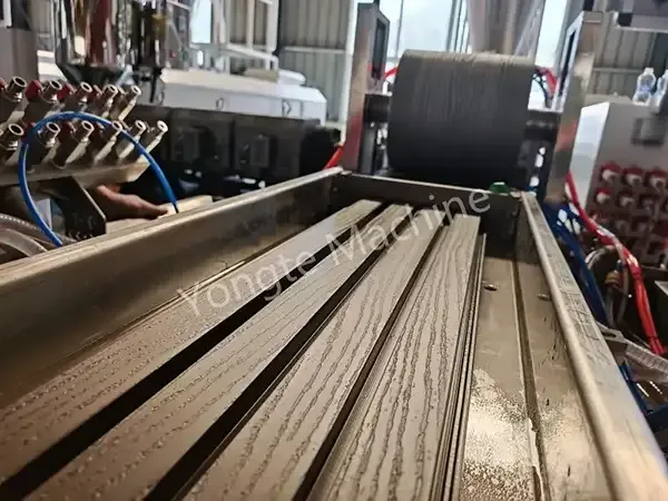 Yongte WPC Wall Cadding Machine installert i Canada vellykket